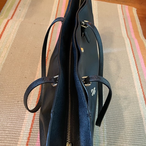 Coach zip top tote in black cross-grain leather. - Picture 4 of 7